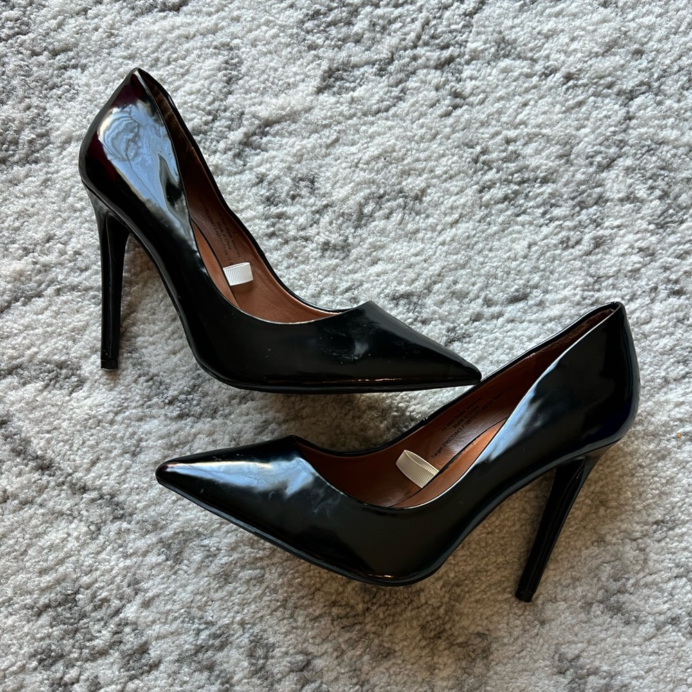 Mossimo black patent pointed toe stiletto heels size 8